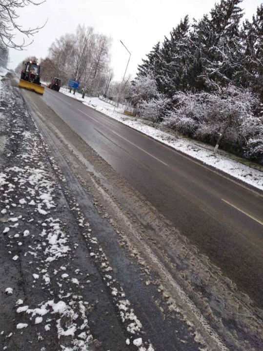 На Волині зі снігом та ожеледицею вночі боролося 65 механізмів 