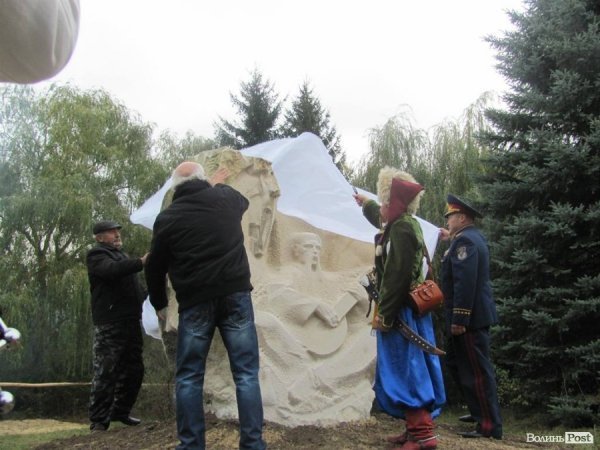 Під Луцьком відкрили єдиний на Волині пам’ятник козакові Мамаю 