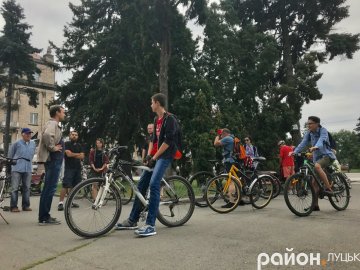 Лучанам на велосипедах розповідали про літаки