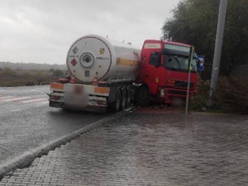 Хотів об'їхати пішохода: на Волині тягач з цистерною влетів в електроопору