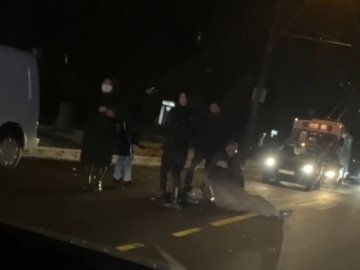 У центрі Луцька збили людину. ВІДЕО
