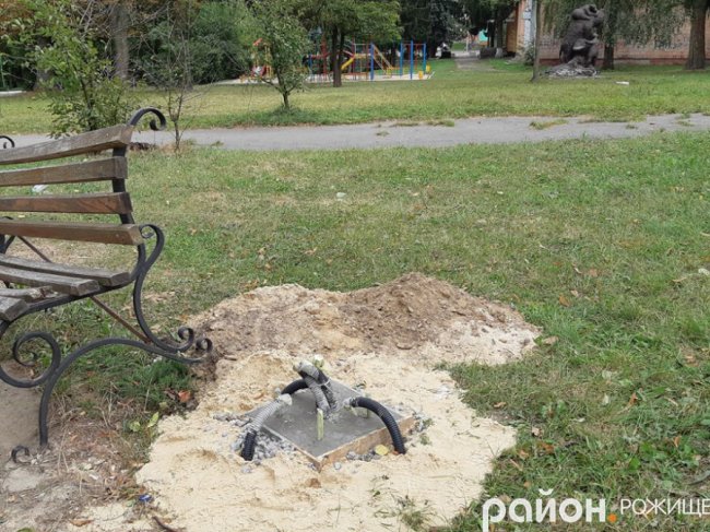 У рожищенському парку, вперше за роки Незалежності, відновлюють освітлення. ФОТО