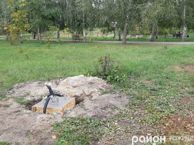 У рожищенському парку, вперше за роки Незалежності, відновлюють освітлення. ФОТО
