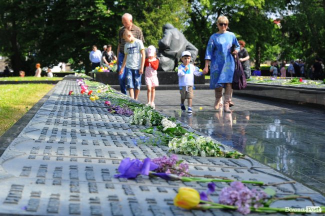 З маками і трояндами: у Луцьку відзначили річницю перемоги над нацизмом. ФОТО