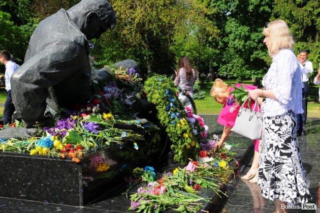 З маками і трояндами: у Луцьку відзначили річницю перемоги над нацизмом. ФОТО