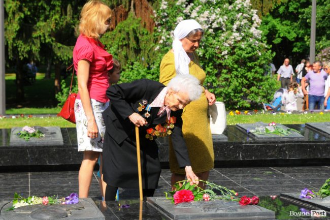 З маками і трояндами: у Луцьку відзначили річницю перемоги над нацизмом. ФОТО