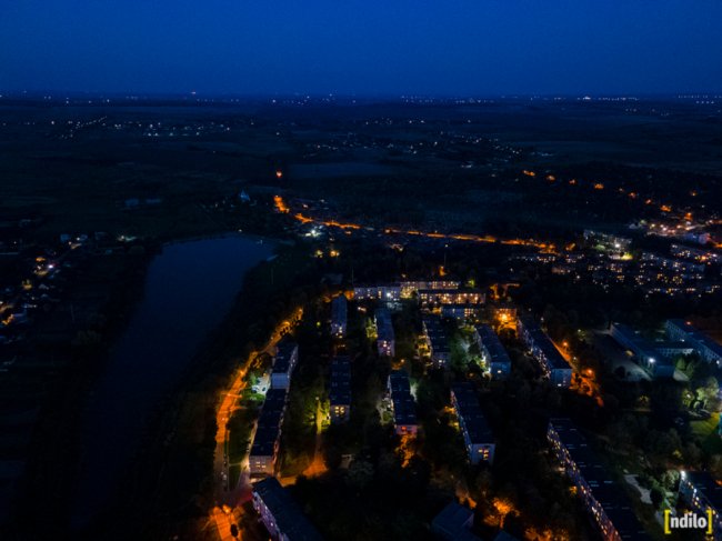 Яскраві вогні і завод, що «не спить»: показали, який вигляд з висоти вночі має місто на Волині. ФОТО