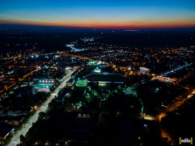 Яскраві вогні і завод, що «не спить»: показали, який вигляд з висоти вночі має місто на Волині. ФОТО