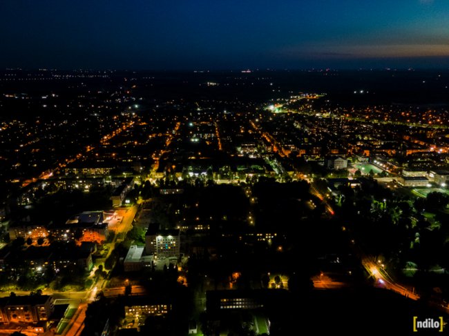 Яскраві вогні і завод, що «не спить»: показали, який вигляд з висоти вночі має місто на Волині. ФОТО