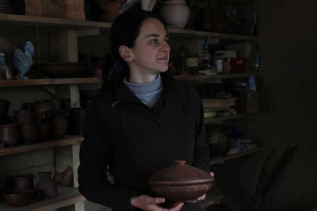 Волинянка виготовляє красивий і екологічний посуд із глини
