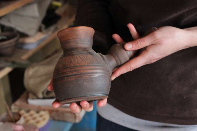 Волинянка виготовляє красивий і екологічний посуд із глини