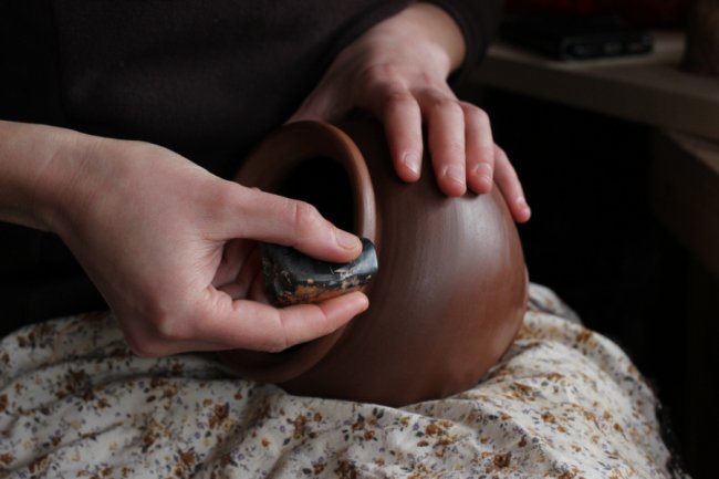 Волинянка виготовляє красивий і екологічний посуд із глини