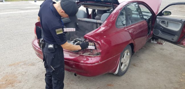 На Волині білорус хотів «відмазатися» від прикордонників хабарем, аби провезти контрабандні цигарки. ФОТО