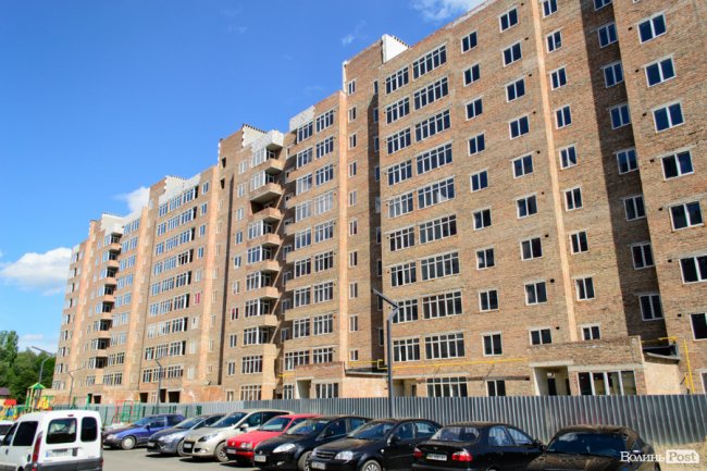 Будівництво триває: як у Луцьку «розростається» яскравий ЖК «Caramel Residence». ФОТО*