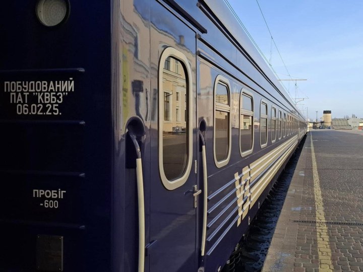 Через російські обстріли запізнюються три потяги, які курсують через Волинь