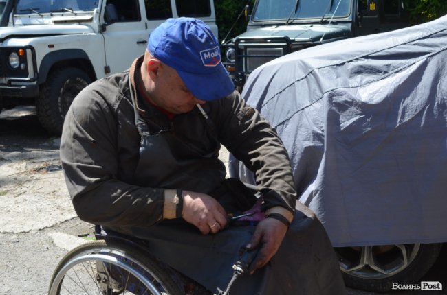 Майстерня у Луцьку безоплатно ремонтує автомобілі на фронт і адаптовує машини для воїнів з інвалідністю