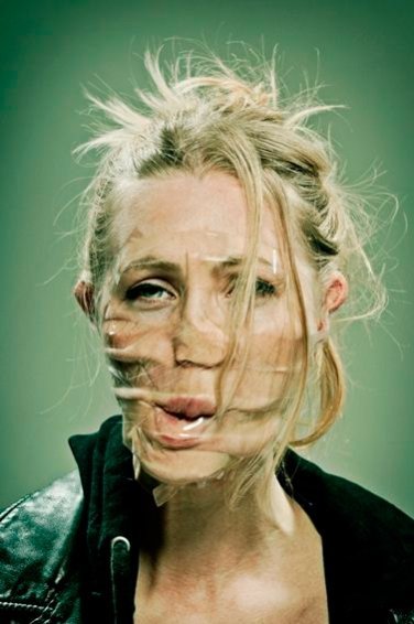 Люди, заклеєні скотчем. ФОТО