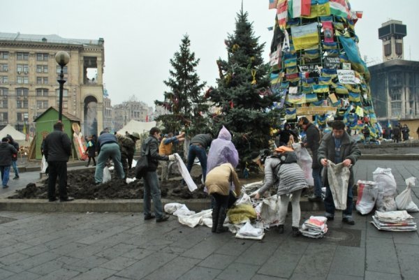 Майдан святкує. ФОТО