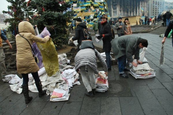 Майдан святкує. ФОТО