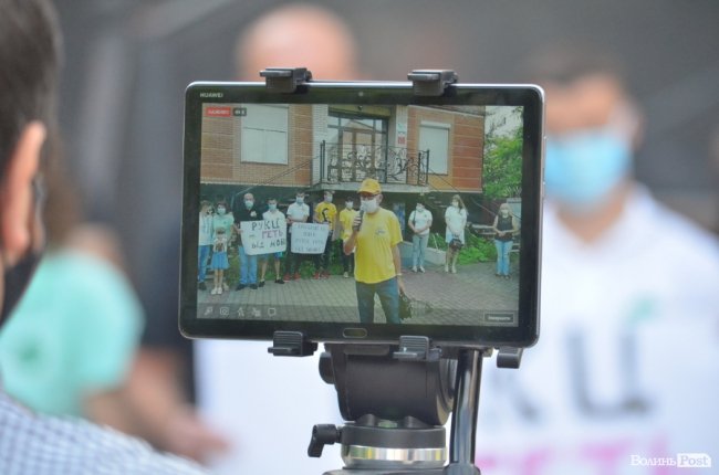 Бандероль із язиком корови для Медведчука: у Луцьку активісти влаштували мітинг на захист мови 