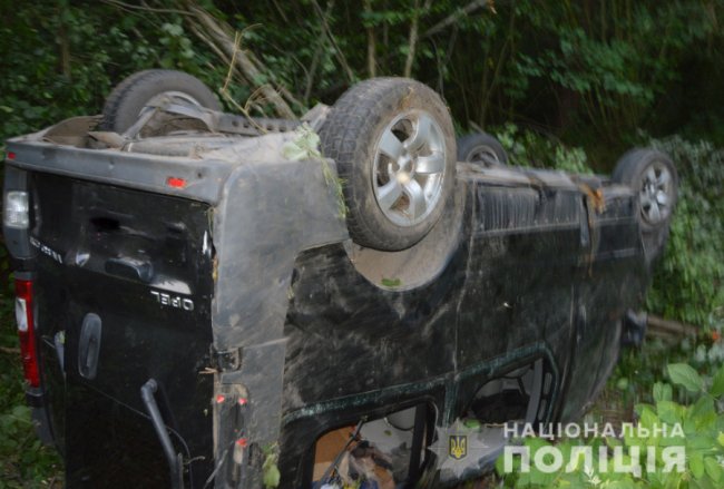 На Волині мінівен з'їхав у кювет і перекинувся: пасажир загинув