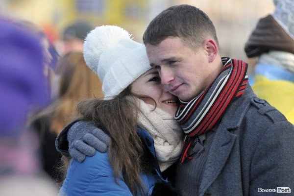 Любов на луцькому Євромайдані. ФОТО