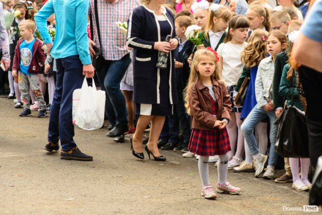 Без пафосу, але з патріотизмом: останній дзвоник у луцькій школі №15. ФОТО