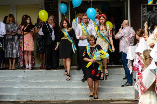 Без пафосу, але з патріотизмом: останній дзвоник у луцькій школі №15. ФОТО
