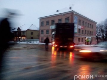 ДТП на Волині: фура ледь не врізалася у технікум