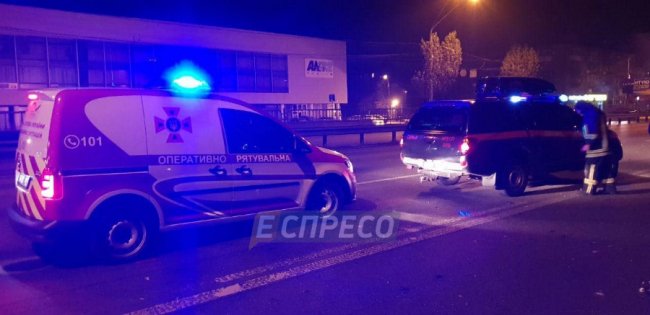 У Києві автомобіль злетів з дороги і розбився: водій загинув. ФОТО