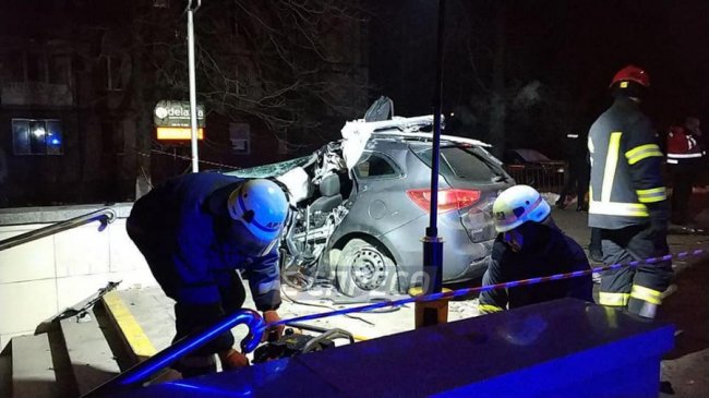 У Києві автомобіль злетів з дороги і розбився: водій загинув. ФОТО