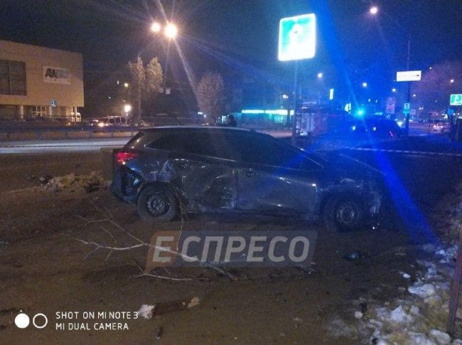 У Києві автомобіль злетів з дороги і розбився: водій загинув. ФОТО