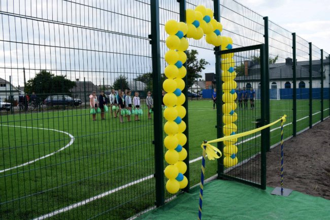 «Маємо вернути в життя дітей спорт», – Степан Івахів відкрив у Шацьку новий стадіон*