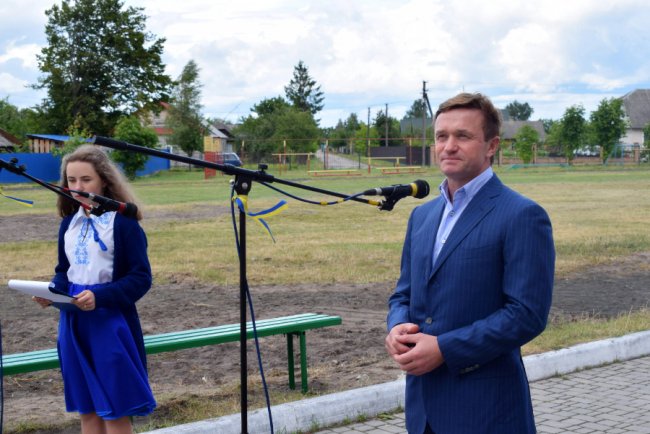 «Маємо вернути в життя дітей спорт», – Степан Івахів відкрив у Шацьку новий стадіон*