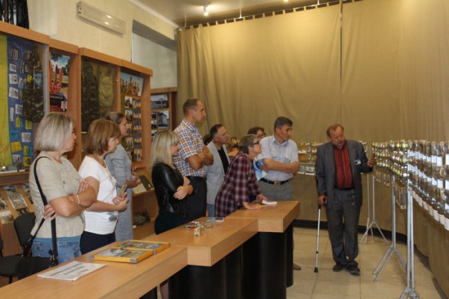 З дурману та шкірки банану: волинянин виготовляє унікальні кораблі у пляшечках. ФОТО