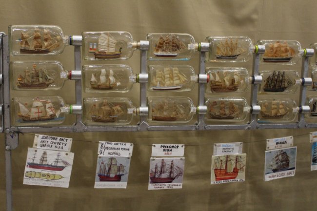 З дурману та шкірки банану: волинянин виготовляє унікальні кораблі у пляшечках. ФОТО