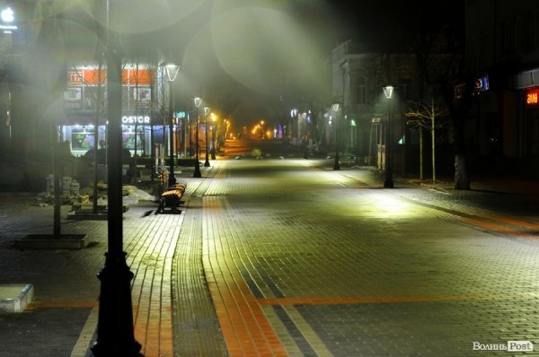 Ніч, ліхтарі, бруківка: красиві фото вулиці Лесі Українки в Луцьку