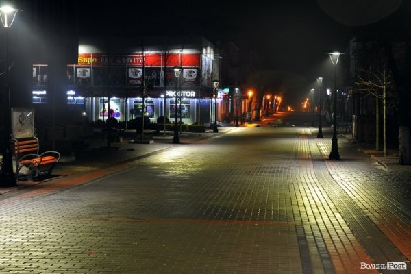 Ніч, ліхтарі, бруківка: красиві фото вулиці Лесі Українки в Луцьку