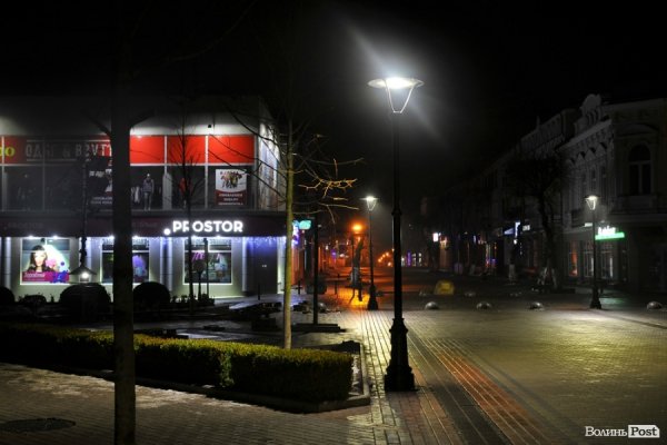 Ніч, ліхтарі, бруківка: красиві фото вулиці Лесі Українки в Луцьку