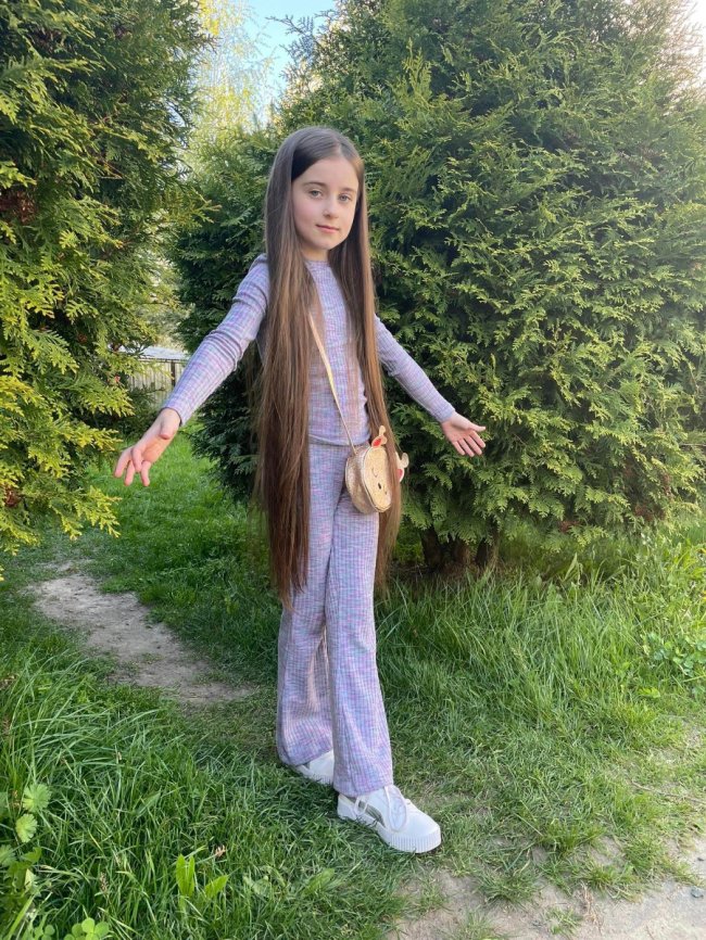 У Луцьку дівчинка обрізала своє довге волосся, щоб допомогти ЗСУ. ФОТО