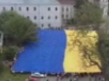 У Луцьку розгорнули найбільший прапор України