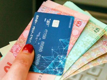 Брати чи не брати: як правильно зважити «плюси» та «мінуси» кредиту на карту