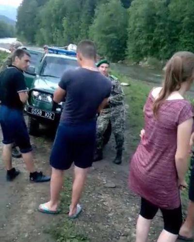 Штовханина і стрілянина: на Буковині півсотні людей заблокували прикордонників