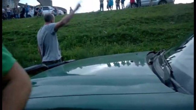 Штовханина і стрілянина: на Буковині півсотні людей заблокували прикордонників