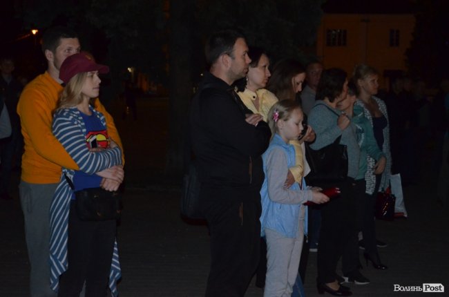 У вечірньому Луцьку – «Перша хвилина миру». ФОТО