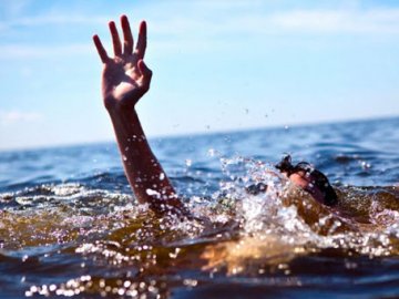 На Рівненщині дівчина намагалась врятувати з водойми хлопця та втопилась разом з ним