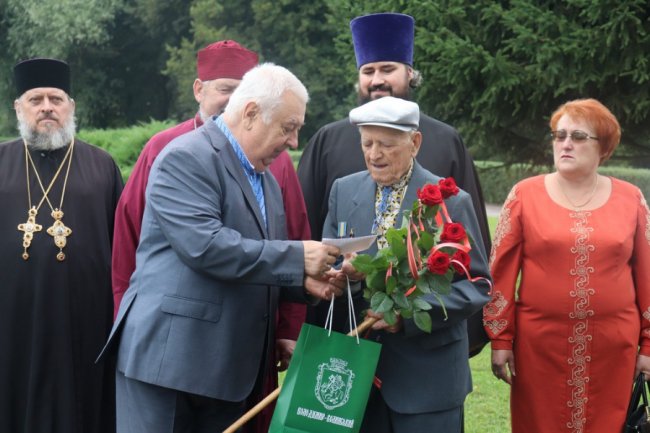 У Володимирі розгорнули 10-метровий прапор. ФОТО