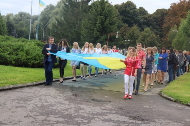 У Володимирі розгорнули 10-метровий прапор. ФОТО