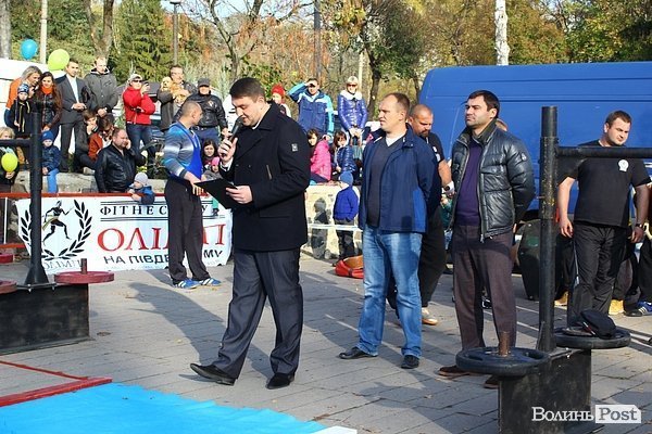 У Луцьку Вірастюк із силачами збирав кошти для військових. ФОТО*