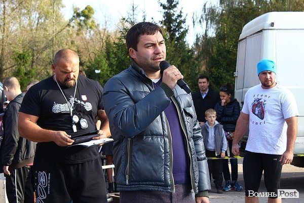 У Луцьку Вірастюк із силачами збирав кошти для військових. ФОТО*